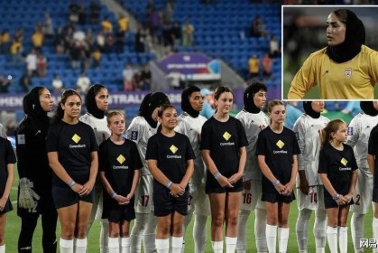 拒唱国歌到高唱国歌！伊朗女足向国旗敬礼 戴头巾+穿长衣长裤踢球