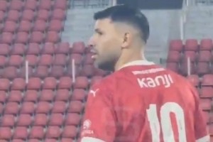 星空体育官网-悠着点踢！阿圭罗身穿独立队10号球衣出战35+年龄组比赛